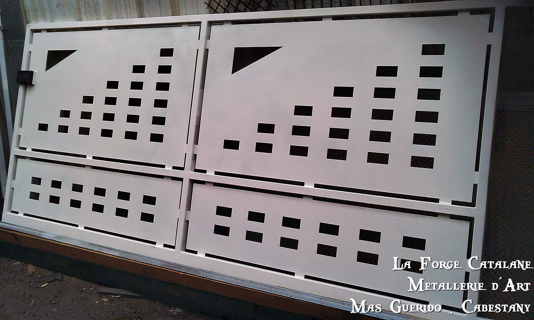 Portail tole decoupe laser motif personnalise moderne thermolaquage blanc  forge catalane.jpg